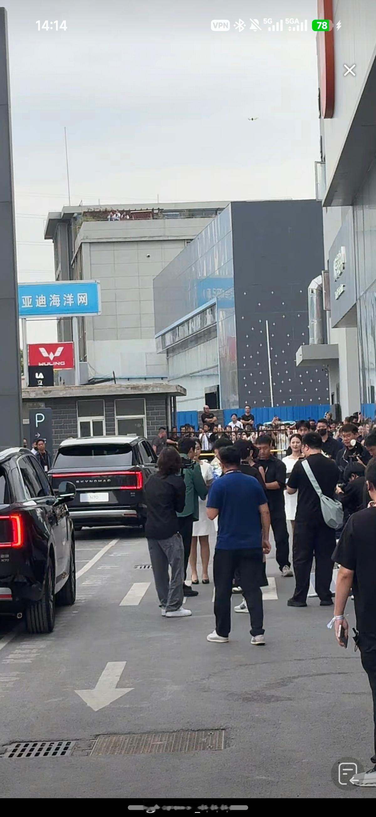 此刻，雷总在徐州，正在向小米澎程首批车主交付爱车。 ​​​
