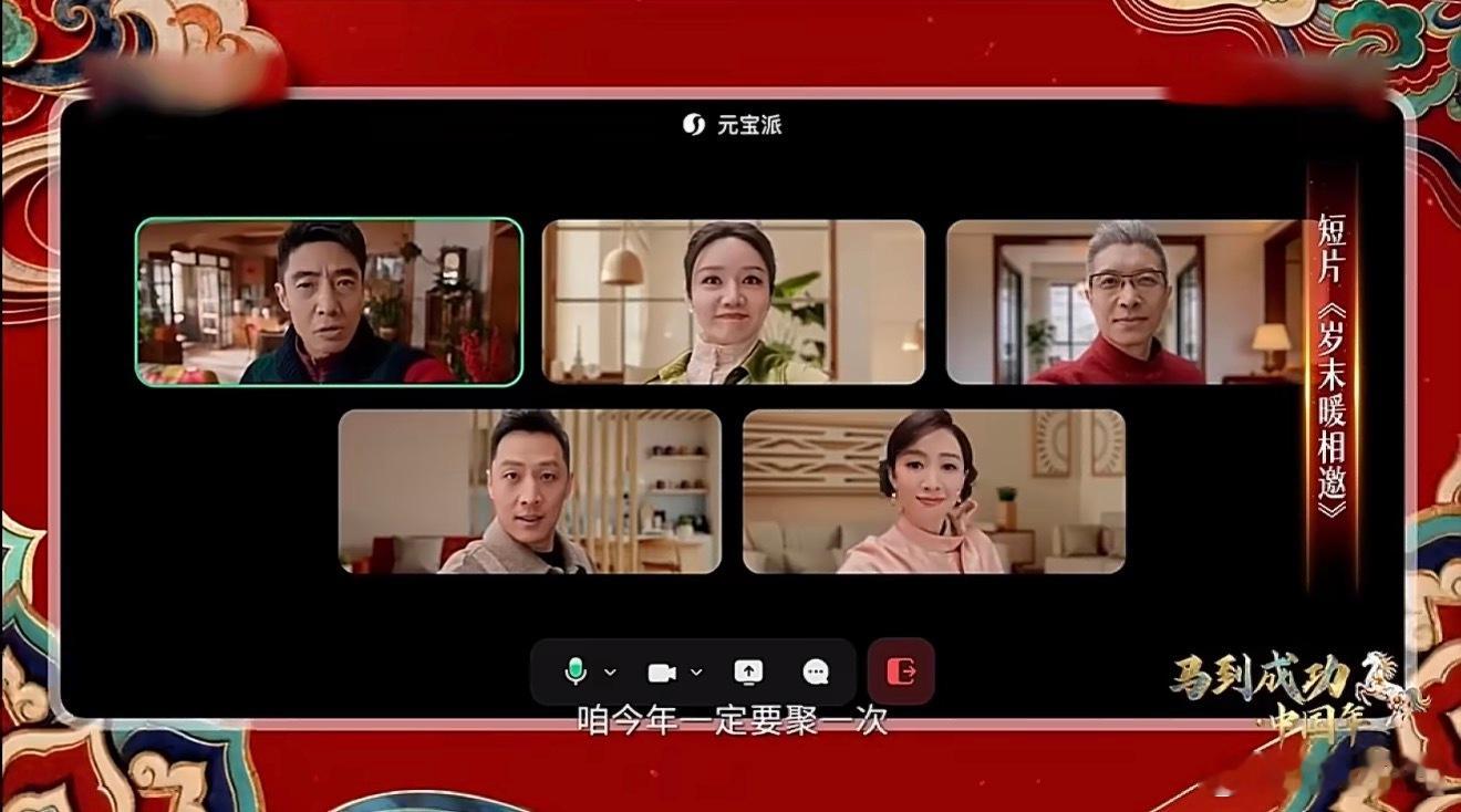 小年夜看央视主持人说悄悄话小年夜，央视荧屏悄然换了画风。主持人们不再正襟危“麦”