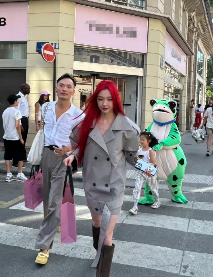 易梦玲探班巴黎合伙人易梦玲现身巴黎街头探班巴黎合伙人！红发造型好吸睛，到店里李佳