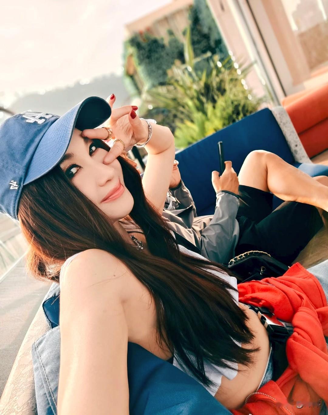 温碧霞生活中休闲美照。