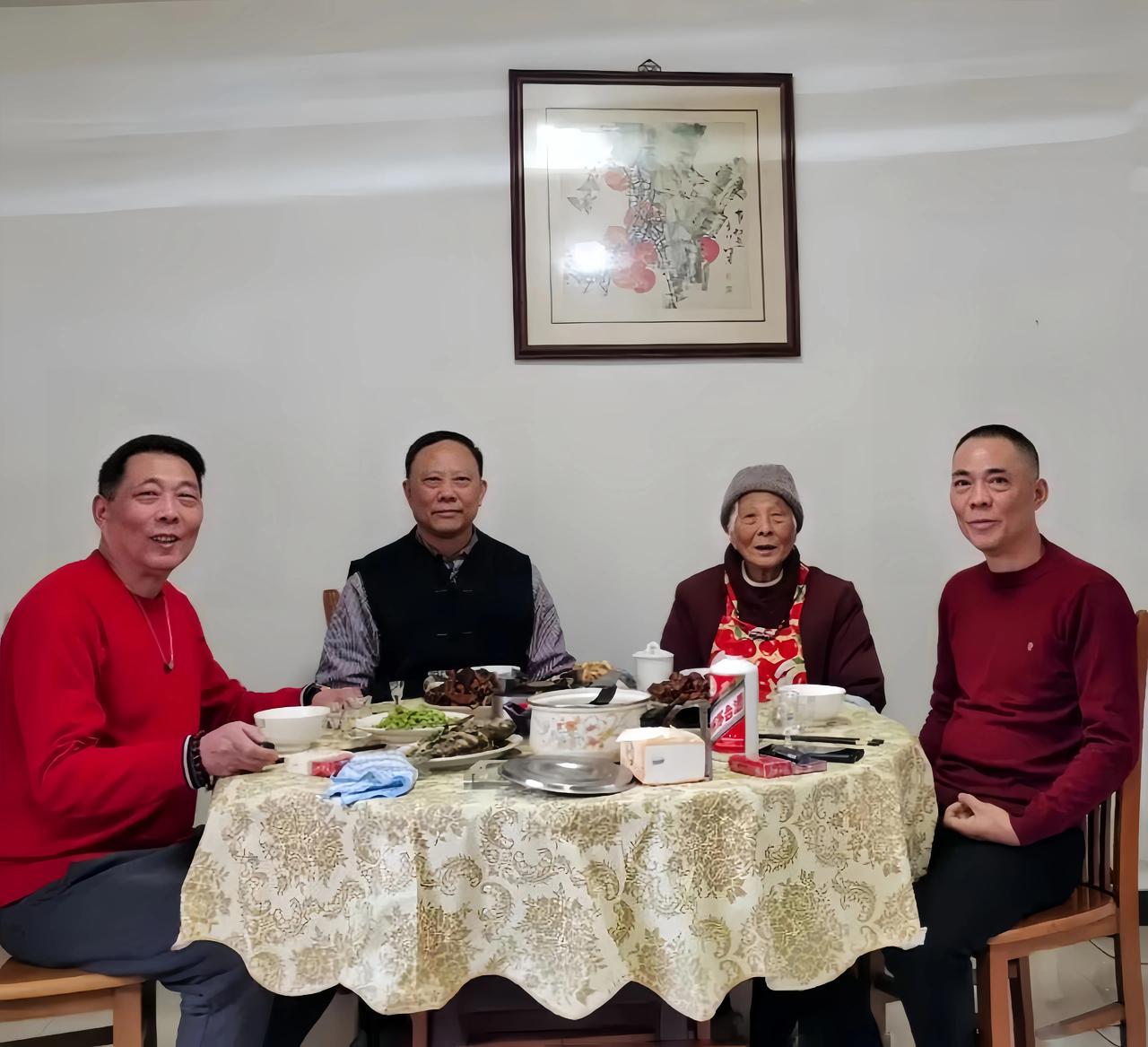 三个60岁的儿子，赶回老家跟83岁的妈妈一起过新年。