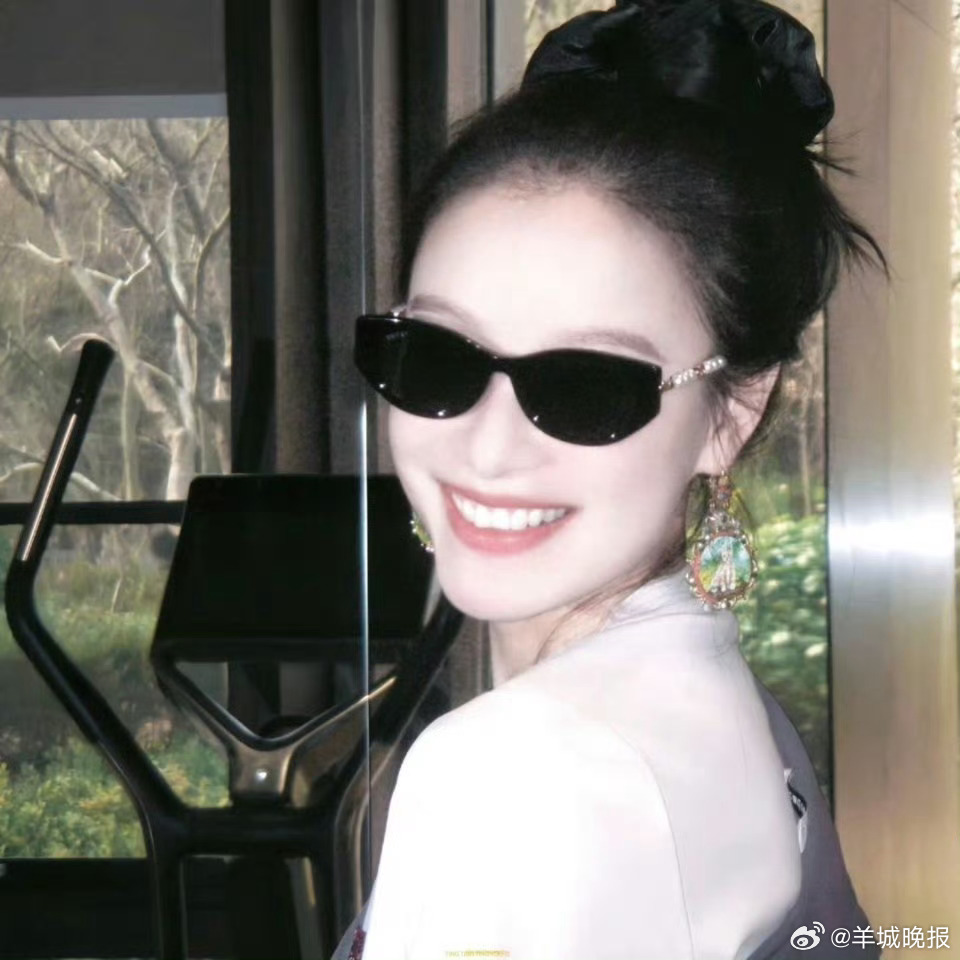 【分享女明星墨镜大片，谁的气质值得一个“夯”】女明星的墨镜大片，总是藏着最迷人的