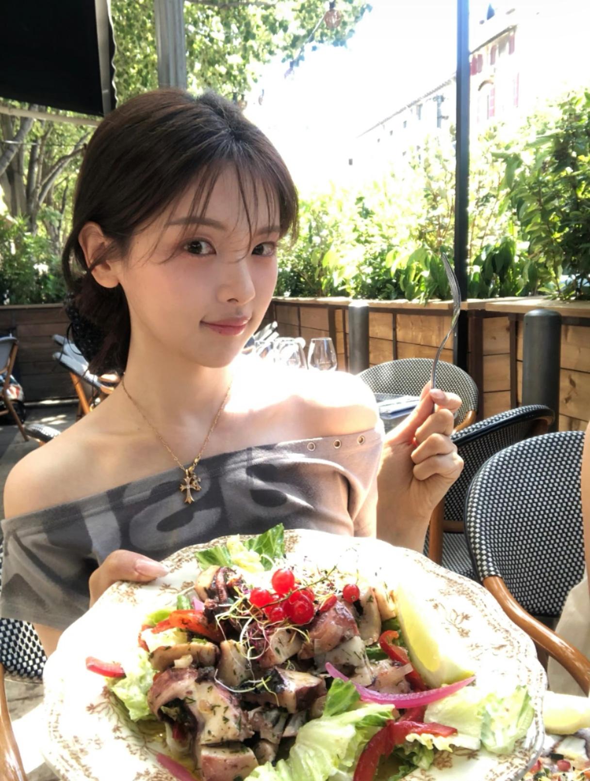 阳光是最好的滤镜，杨超越这组直接美到心巴上！救命！杨超越的露肩杀也太会了吧！这张