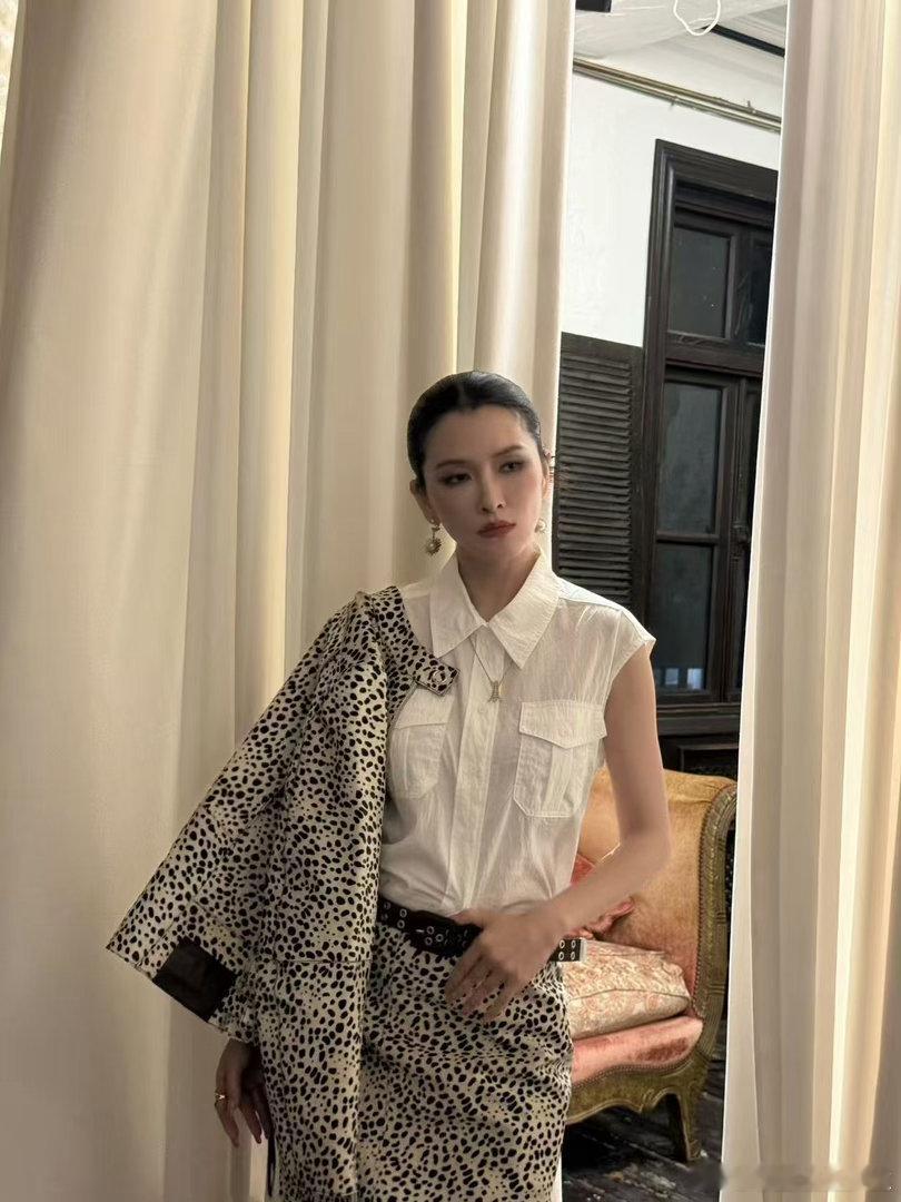 徐洁儿你到底有多少好妹妹徐洁儿亲了徐洁儿 徐洁儿的社交状态：正在贴贴妹妹、准备贴