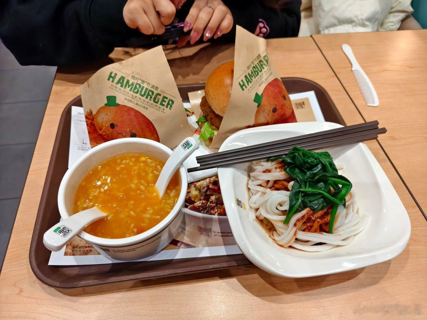 这几天经常吃汉堡，很奇怪，也吃不腻，尤其这个芝士牛肉堡