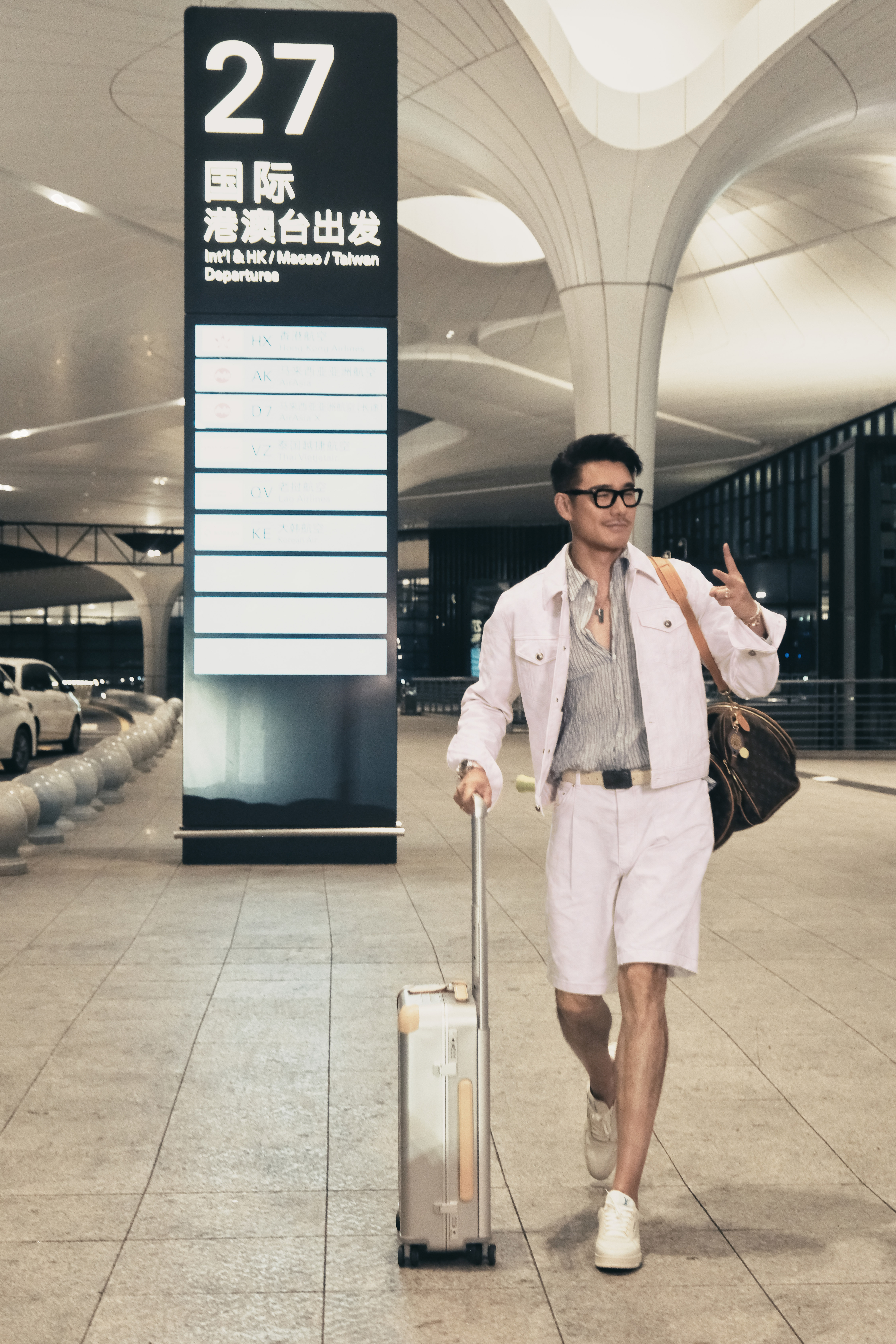 胡兵时装周带了两副网球拍胡兵杭州出发伦敦时装周网球拍固定行李箱外侧这就是传说中的