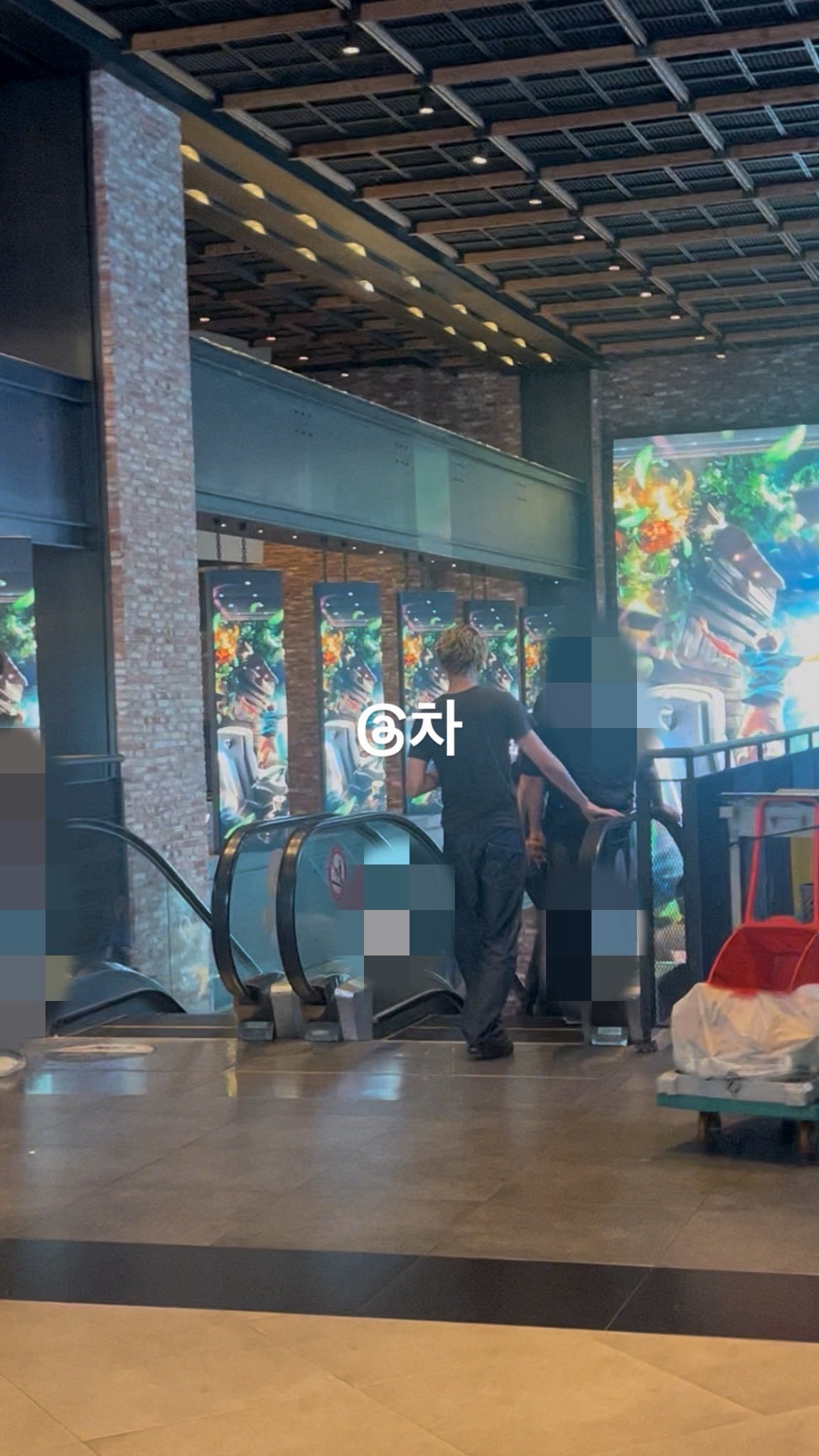 很有礼貌呀，，又在对认出他的人鞠躬惹/teaischaiscar ​​​
