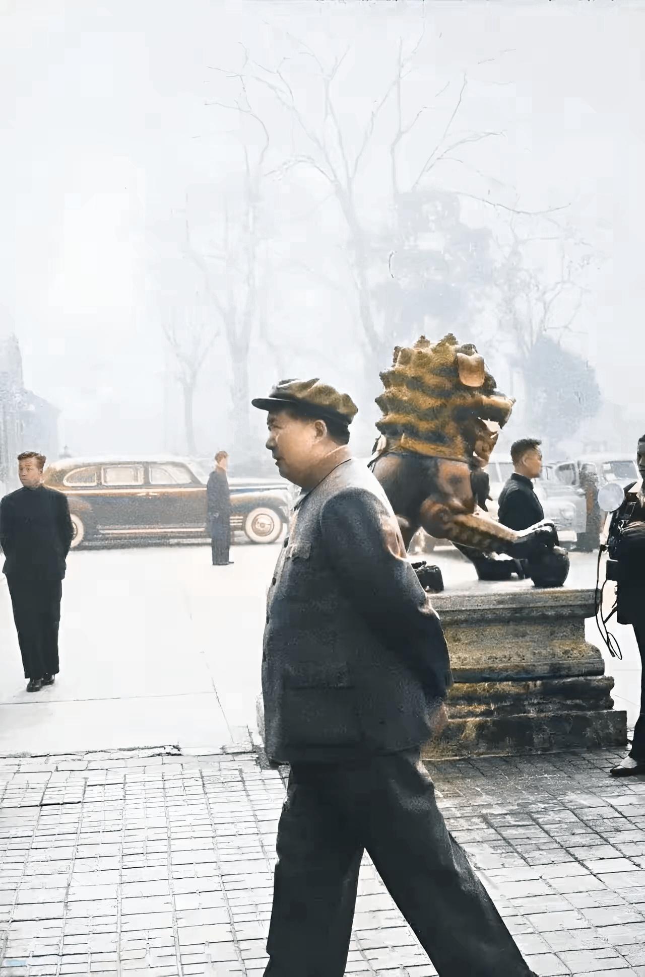 那个背着手向前走的老头是谁？猛一看很普通，仔细一看可爱的让人惊喜…