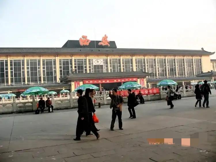 我选现代。
在古代，普通人的生活质量很差，一场小病都可能要命，人均寿命低，儿童早
