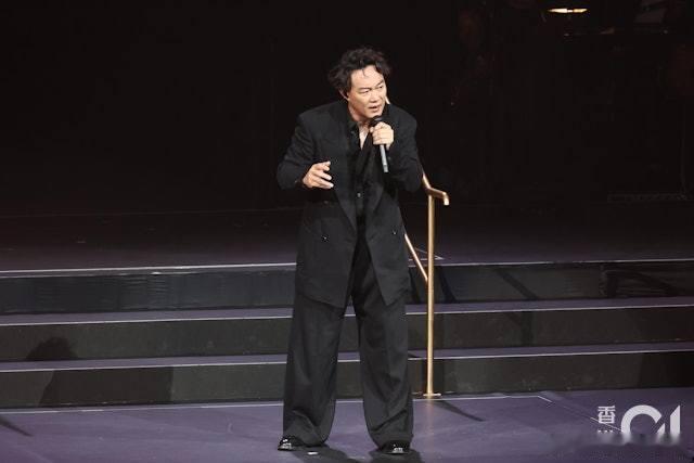 胡楓演唱會｜陳奕迅驚喜登場 契仔張家輝張學友擺羅蘭緋聞上枱.  94歲嘅胡楓（修