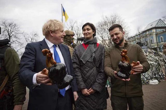 俄乌战争爆发两周年之际，英国前首相约翰逊再次突访基辅。给外界传递了一个英国坚决支