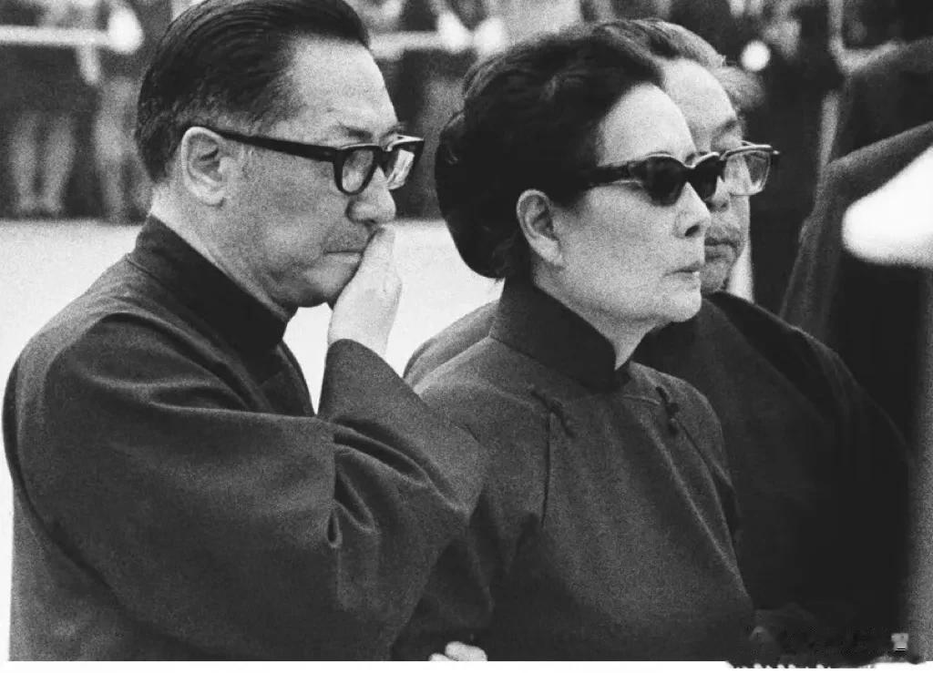 1975年4月5日，蒋介石因心脏病去世，这在心理上给宋美龄极大打击，政治上宋美龄