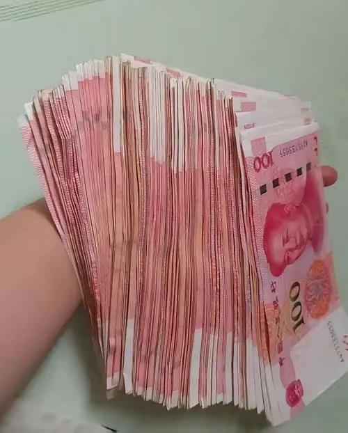 今天和同事闲聊，

他突然问我：“抛开钱不谈，你现在最缺的是什么？”

我认认真