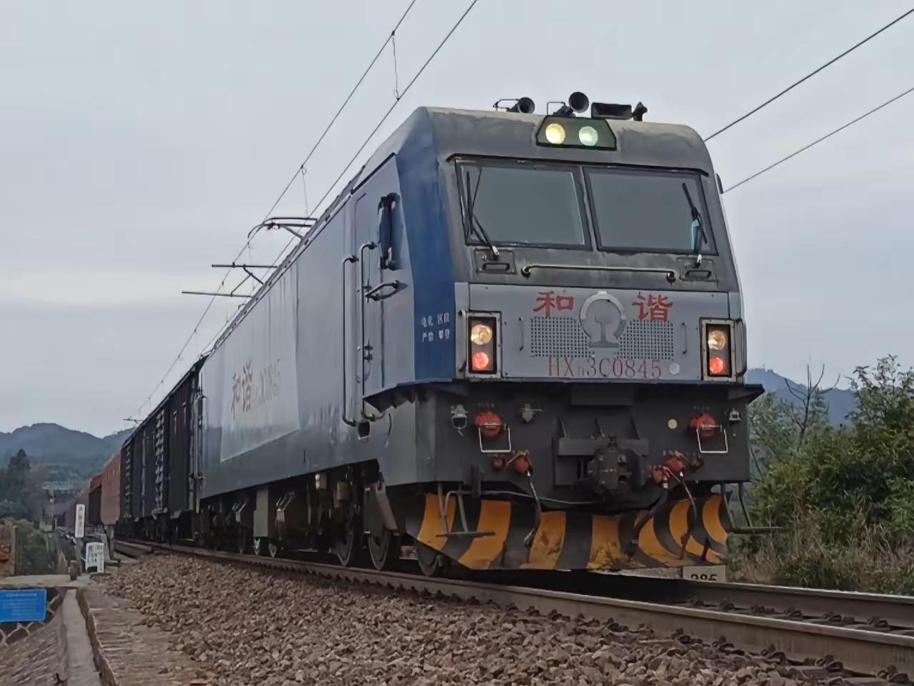 一列货列低调驶出甘肃兰州，白宫这下坐不住了：担心失去扼制中方手段！
据塔吉克斯坦