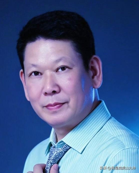 上联:年年如意，
下联:岁岁平安。