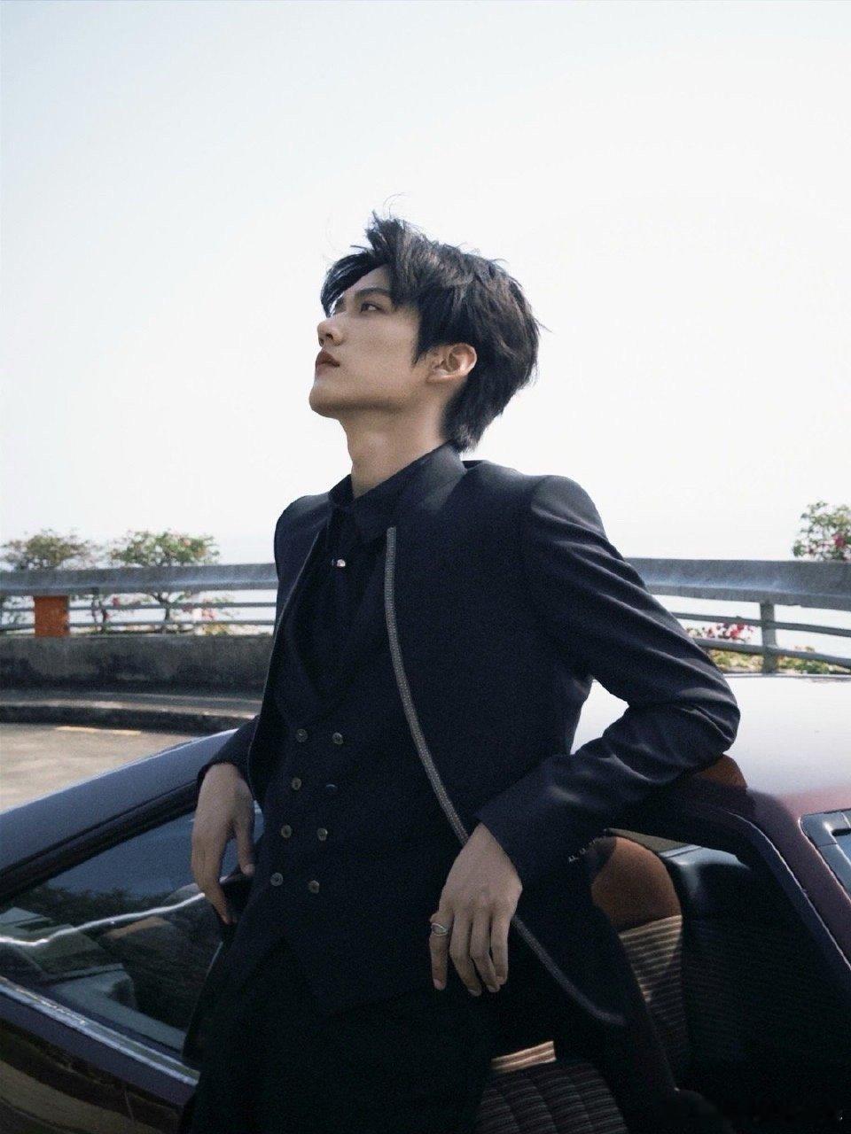 周柯宇开车是要来接我吗 周柯宇all black穿搭封神！西装套装剪裁利落显身形