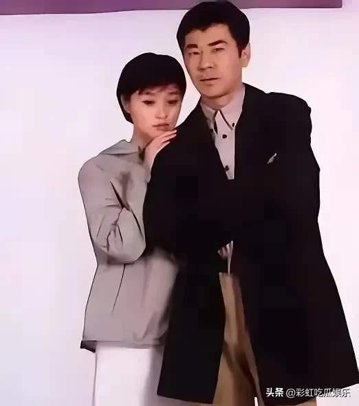 这是吴越和陈建斌的早年合影，两个人都一脸青涩，吴越属于清纯小白花，陈建斌高大威猛