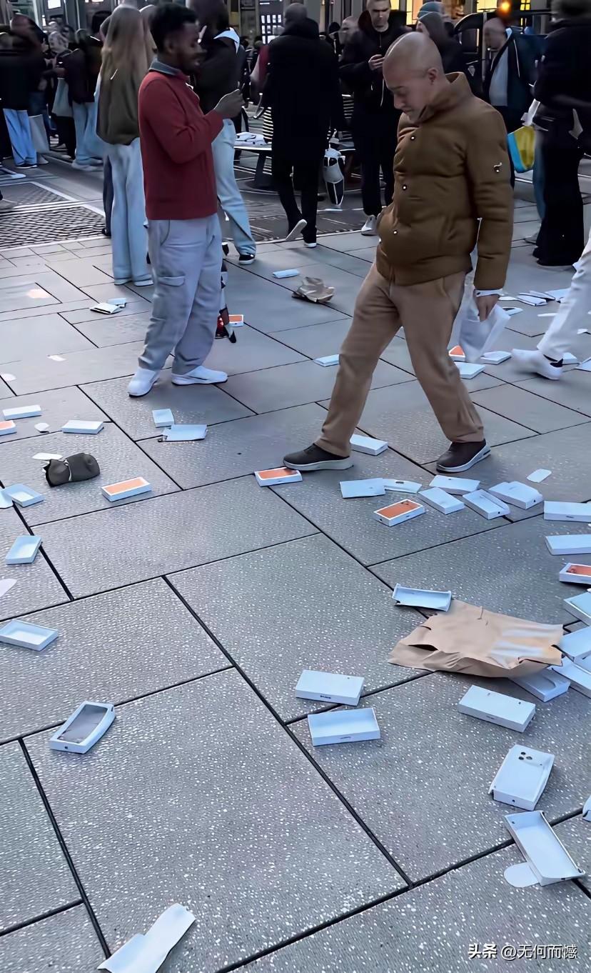 国外街头这满地空iPhone盒，就是一场彻头彻尾的流量骗局。用“天上掉苹果”的噱