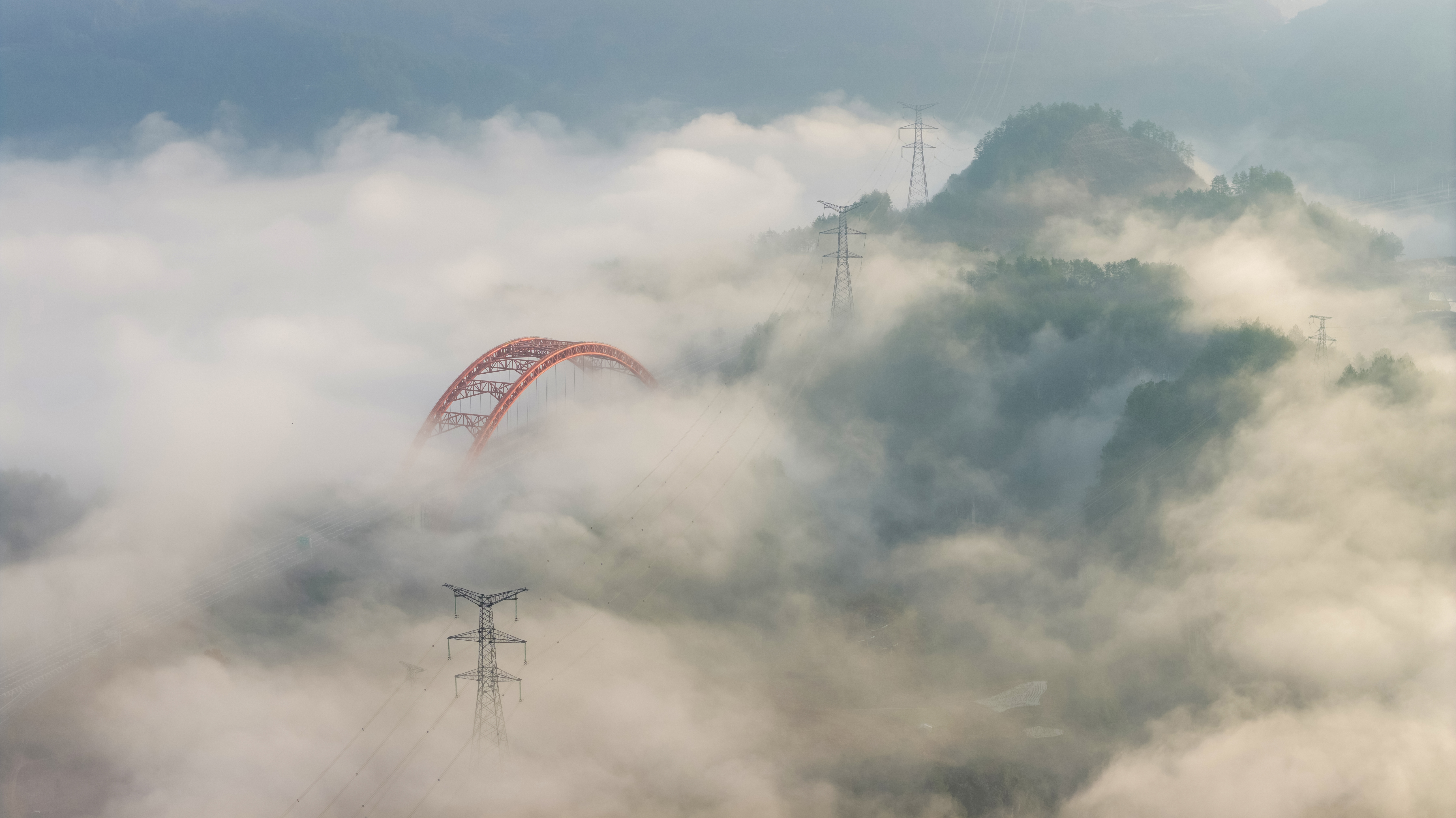 贵州施秉：江凯河大桥云雾缭绕景色美