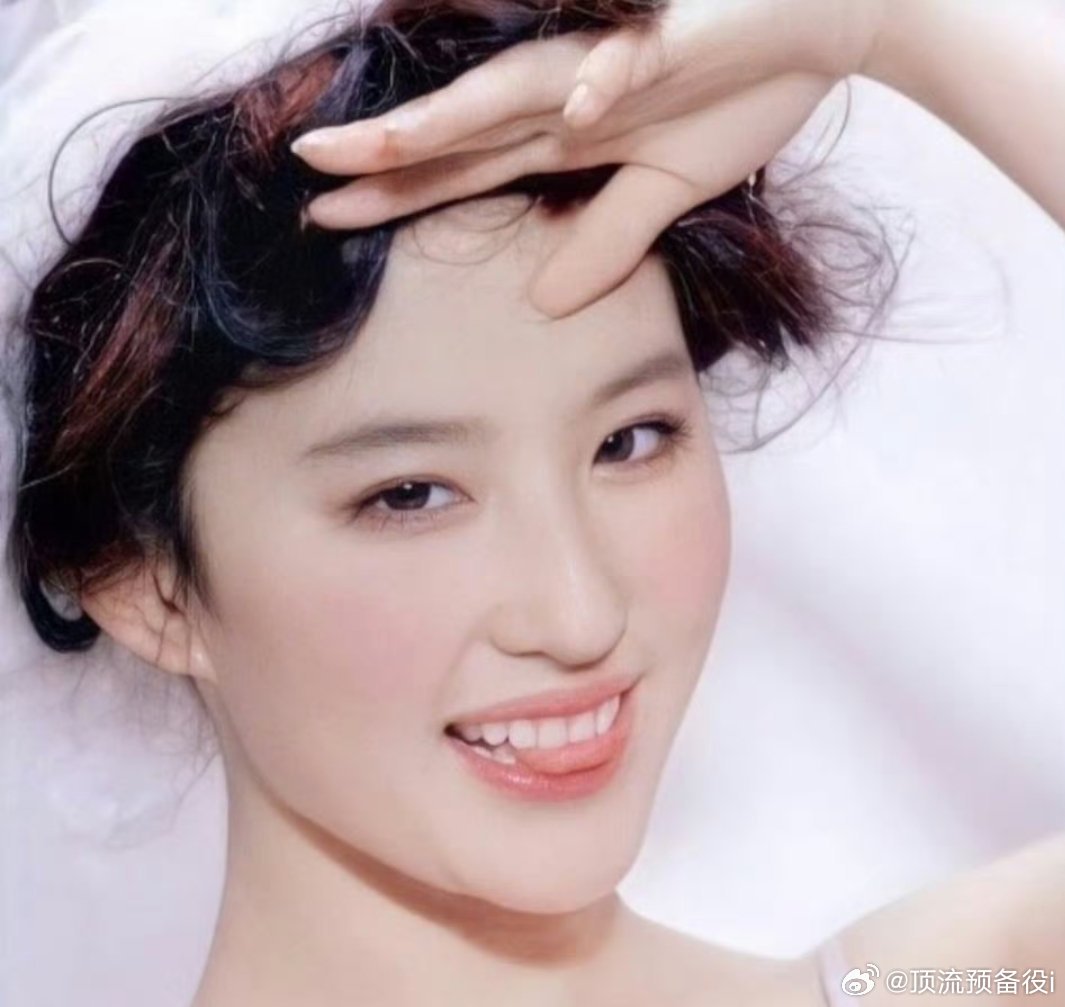 刘亦菲舌头是心形的这都能发现，观察的太仔细了，刘亦菲的真爱粉 