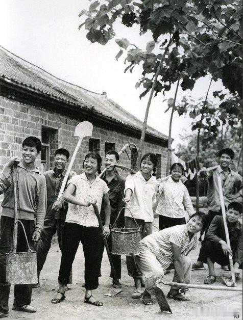 1973年，知青李广林让村姑张秀芹有了孕，他逃回北京告诉了父母，李父踢他两脚：“