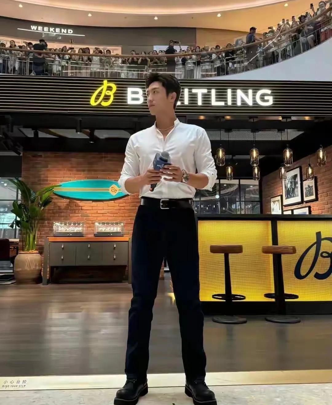 哇塞，好帅呀
黄景瑜在济南参加品牌活动时
这个造型真的好帅啊
白衬衫配黑裤子
演