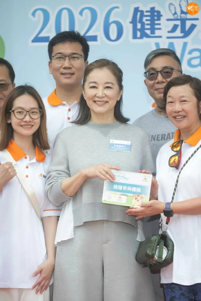 71岁林青霞状态 71岁林青霞近日参加活动，青霞姐姐中短发清爽亮相，状态相当不错