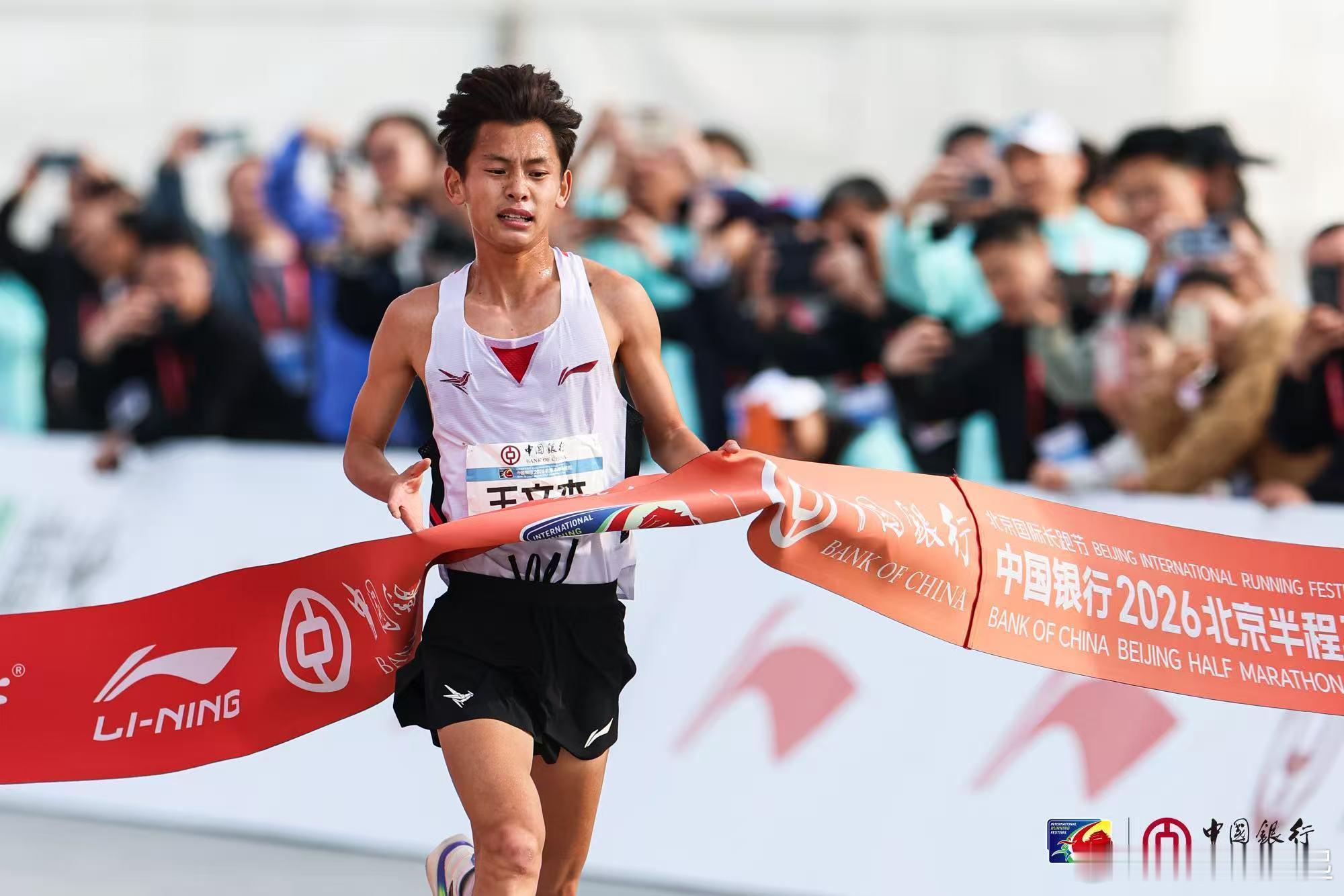 王文杰打破全国半马纪录今年马拉松成绩大爆发啊，各种记录频频被破，而且打破记录的还