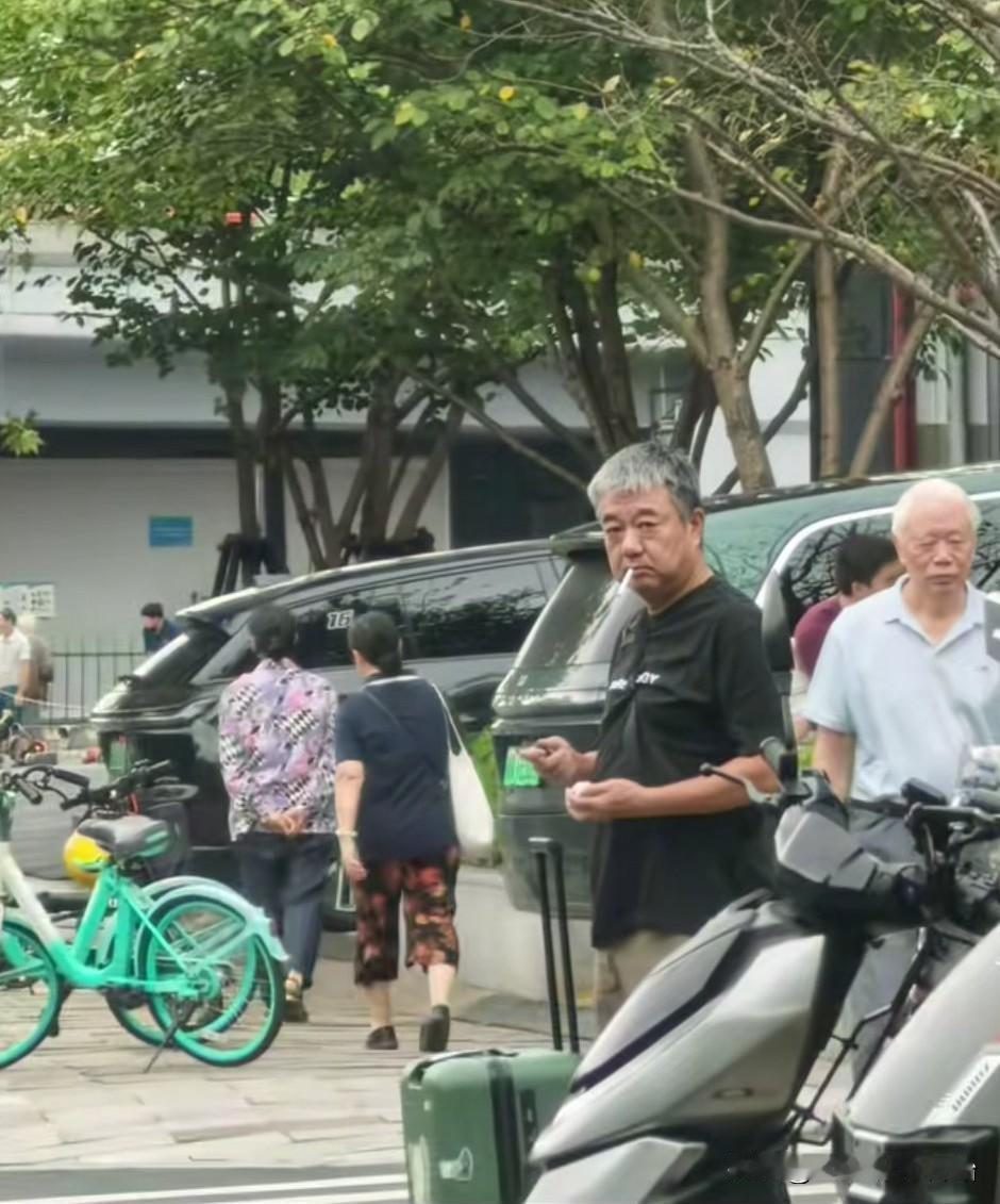 这位艺术家真的很接地气。

前不久，著名演员董勇从杭州老家外出演戏，他独自一人拿