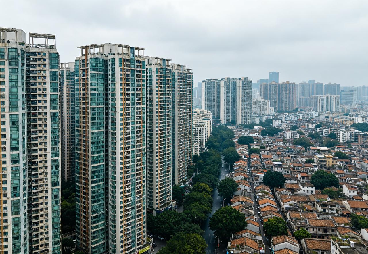二手房市场分化明显，早年高密度高层住宅正暴露长期居住短板
 
翻看新一线城市二手
