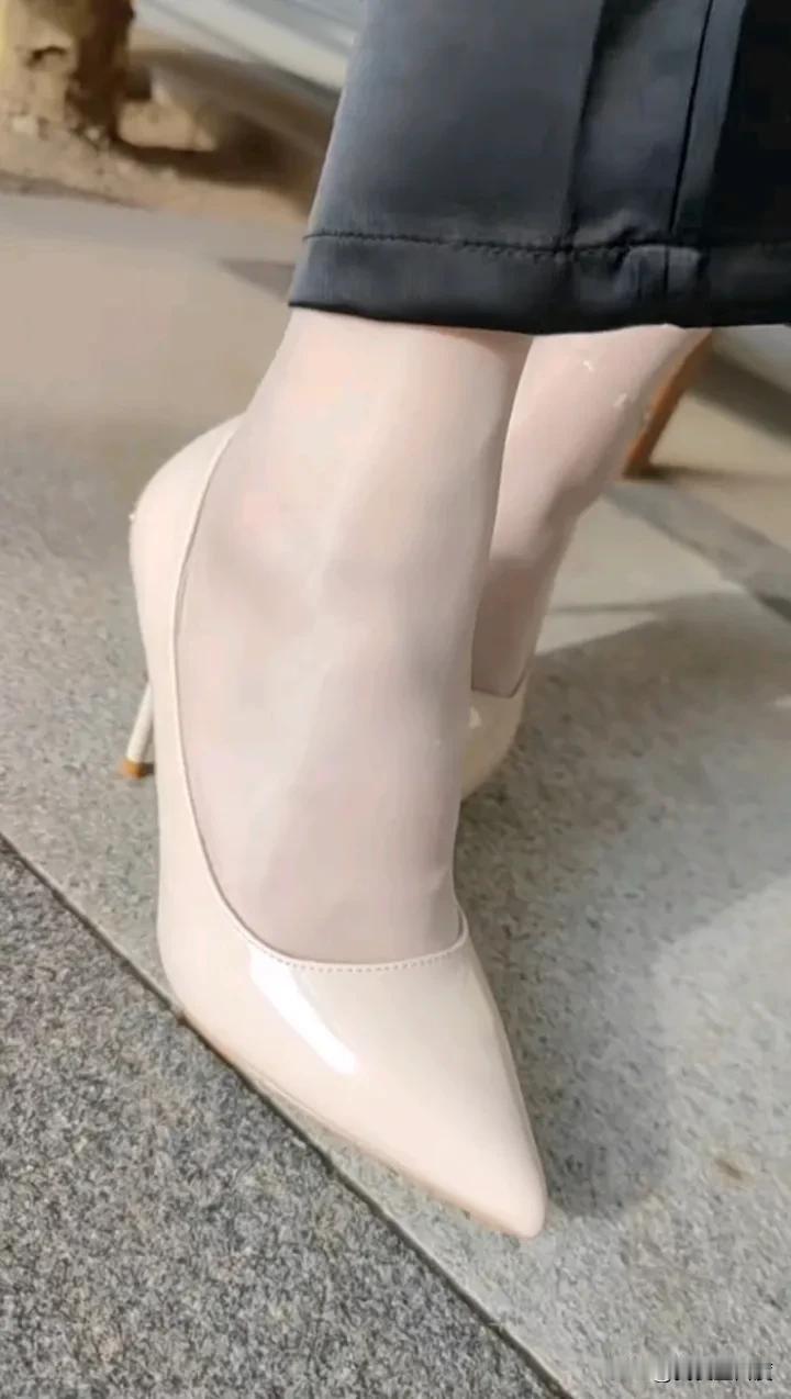 轻踏玉鞋，步步生莲。