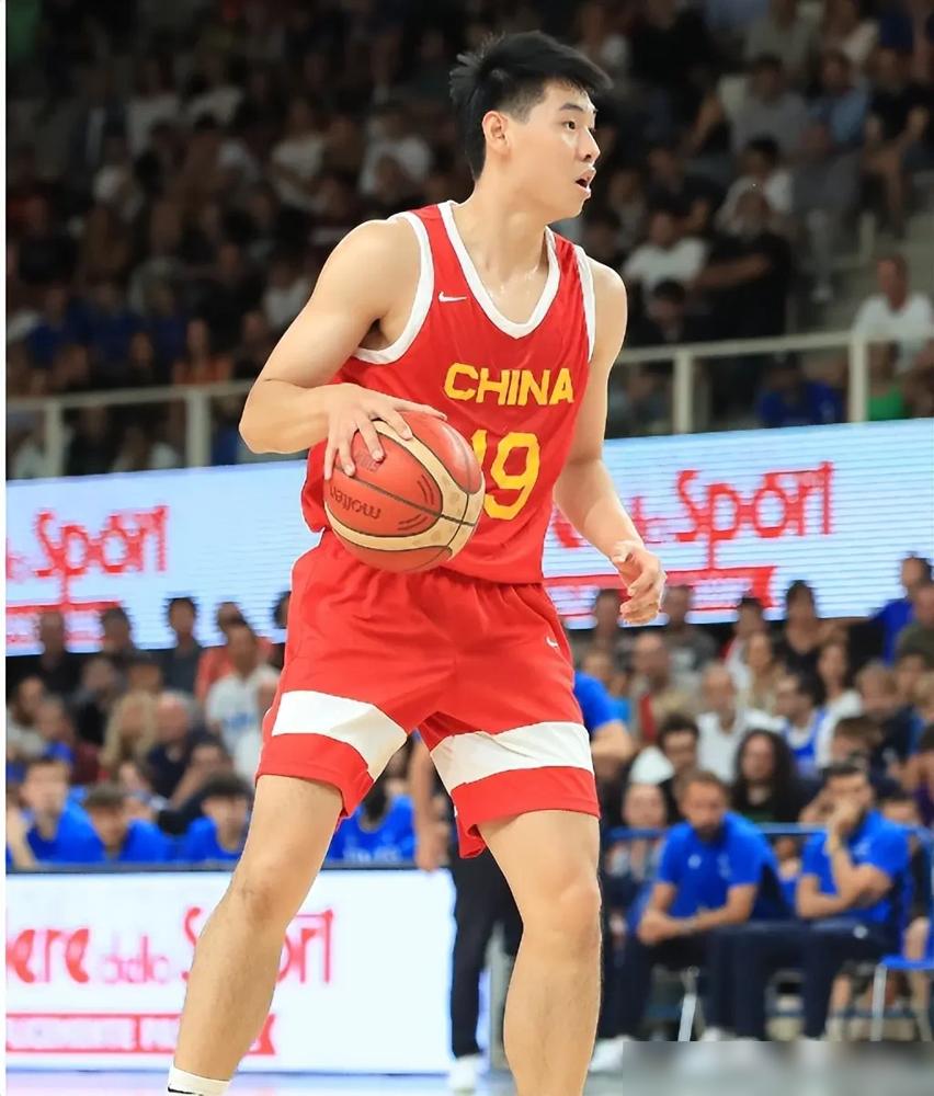 广东球迷都在心疼崔永熙，我告诉你，这纯属自作多情。
他刚从伤病名单里爬出来，最