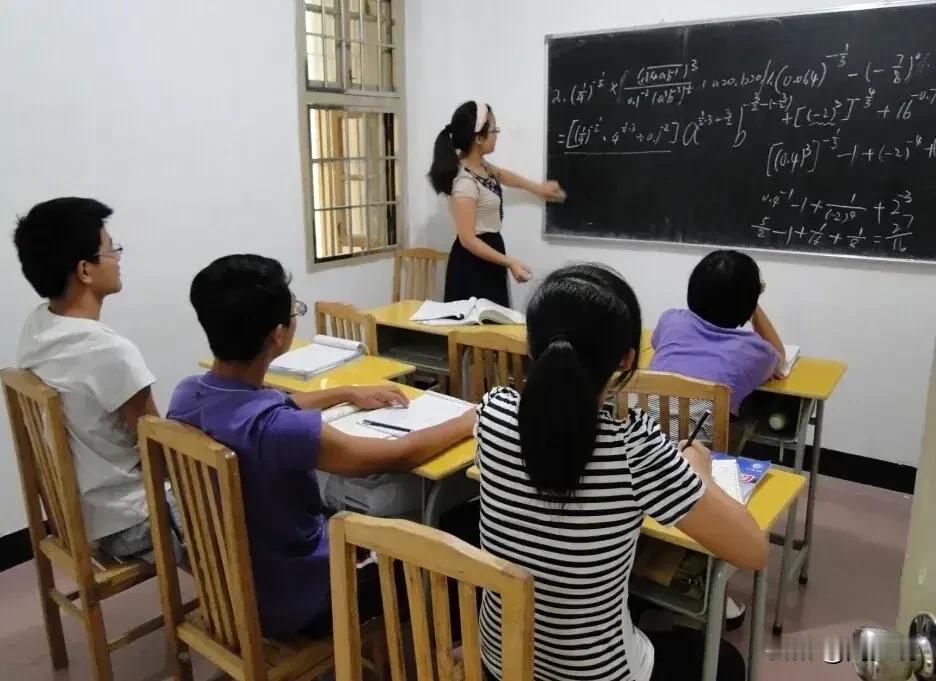“再也不给孩子报补课班了！”一位家长吐槽，他说孩子读初二，为了提升孩子的成绩，找