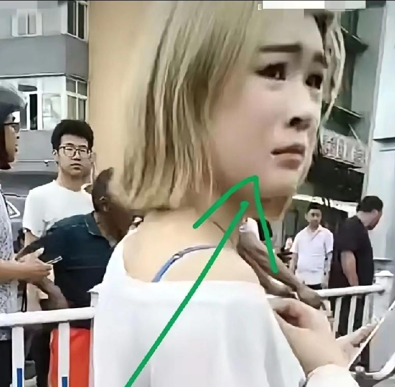 这穿搭走的是什么路线风格？怎么像高中女黄毛？甚至跑夜场的？开的腾势D9，很冷门的