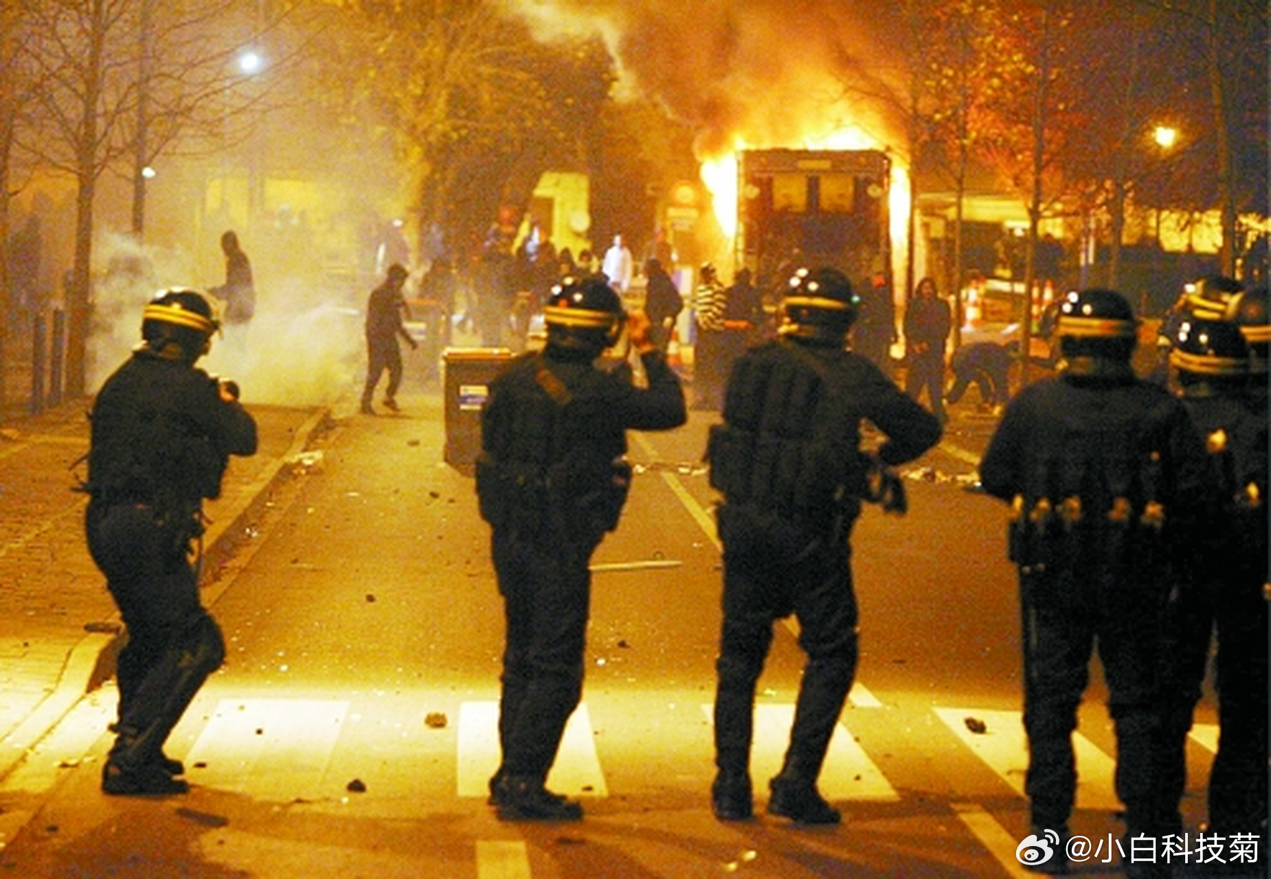 法国55 万人涌上街头——为油价、为物价、为孩子的教育。有一说一，诉求可以有，抗