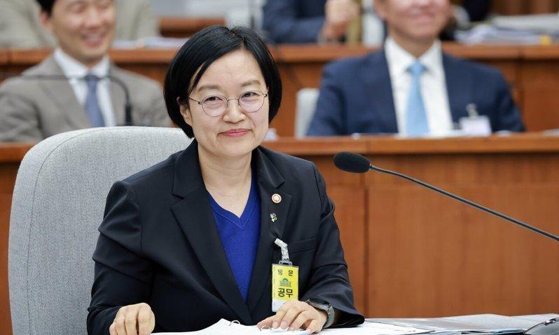 韩国政坛这两天出了个大新闻——李在明总统正式任命了一位女总理，韩圣淑。

韩国政