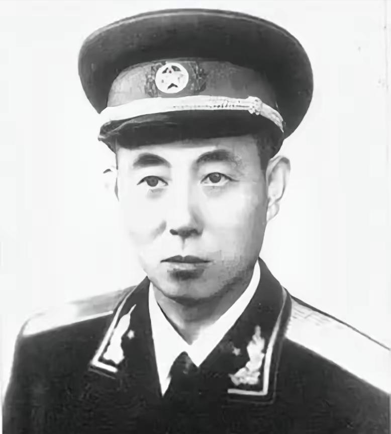 1944年，杜希刚正躺在炕上睡觉，就听到外面的狗叫得有些反常，他顺手摸出藏在枕头