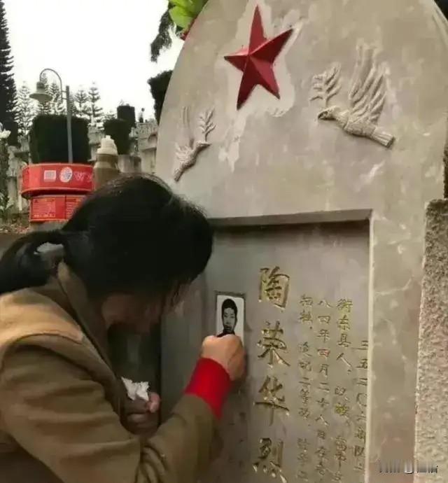 1984年，一战士壮烈牺牲，其新婚20天妻子拒绝改嫁，坚持生下遗腹子，35年后，