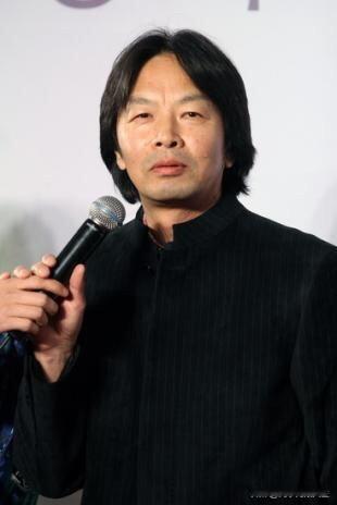 刘震云老师说：
“吃草的动物，眼睛都长在两边；吃肉的动物，眼睛都长在前面；因为吃