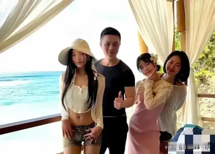 内地还是过于保守了，女儿真的能这样着装站在爸爸面前吗？
不知为何，这个二女儿就是
