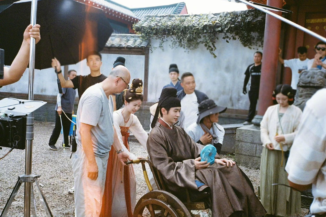 娱乐  从《长大》到无数场进化论公演，TF三代这群少年完成了脱胎换骨的蜕变。张峻