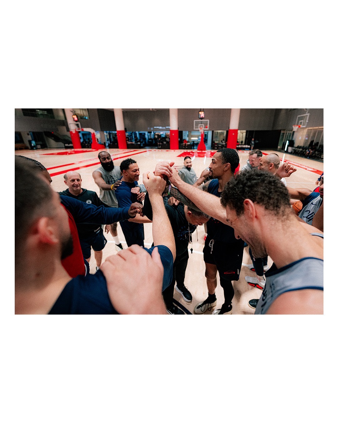 我很纳闷他们平常都训练啥玩意？气氛倒是不错