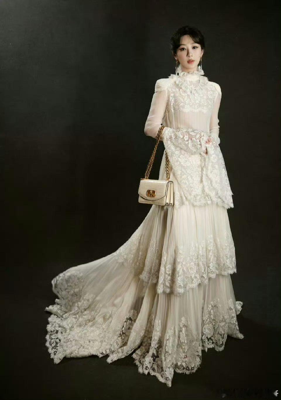 杨紫白玉兰造型， Valentino 25春夏高定，这套好复古小公主 ​​​