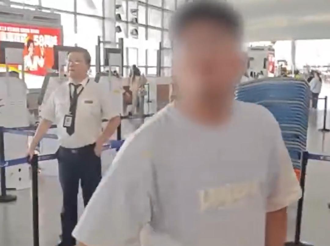 这哥们儿，真够蛮横的！不管你是谁，你不让我插队，我就扇你耳光！
前不久，南京禄口