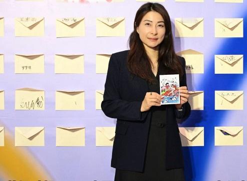 最近郭晶晶在南沙参加第五届文创大赛颁奖典礼，她这次选择了一身黑色的套装，充分展现