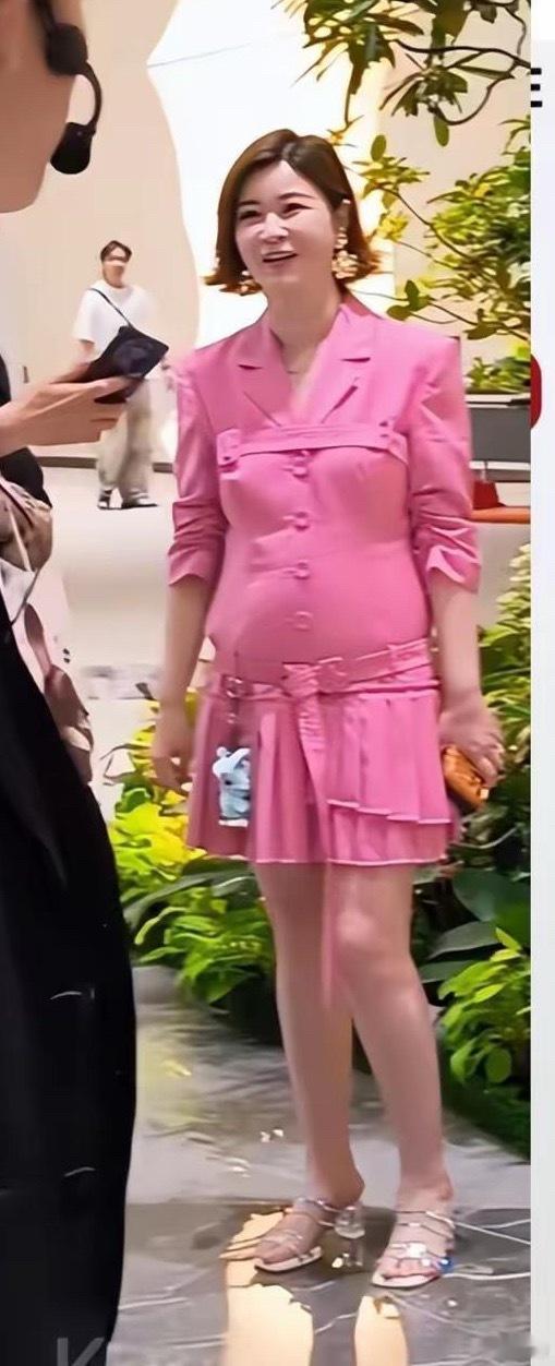 同款衣服模特穿是时尚大片，杜华穿上直接大型翻车现场。气质真的很重要吧？ 