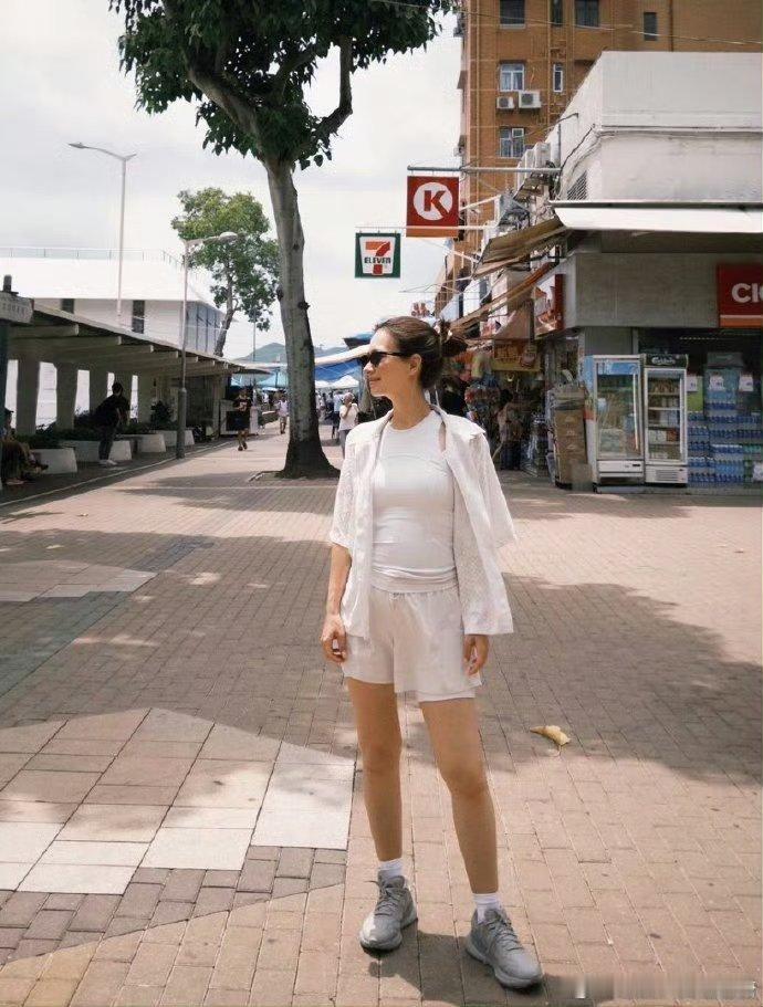 妈妈们的互联网嘴替来了卢靖姗简直是妈妈们的互联网嘴替接地气育儿感悟出圈！卢靖姗不