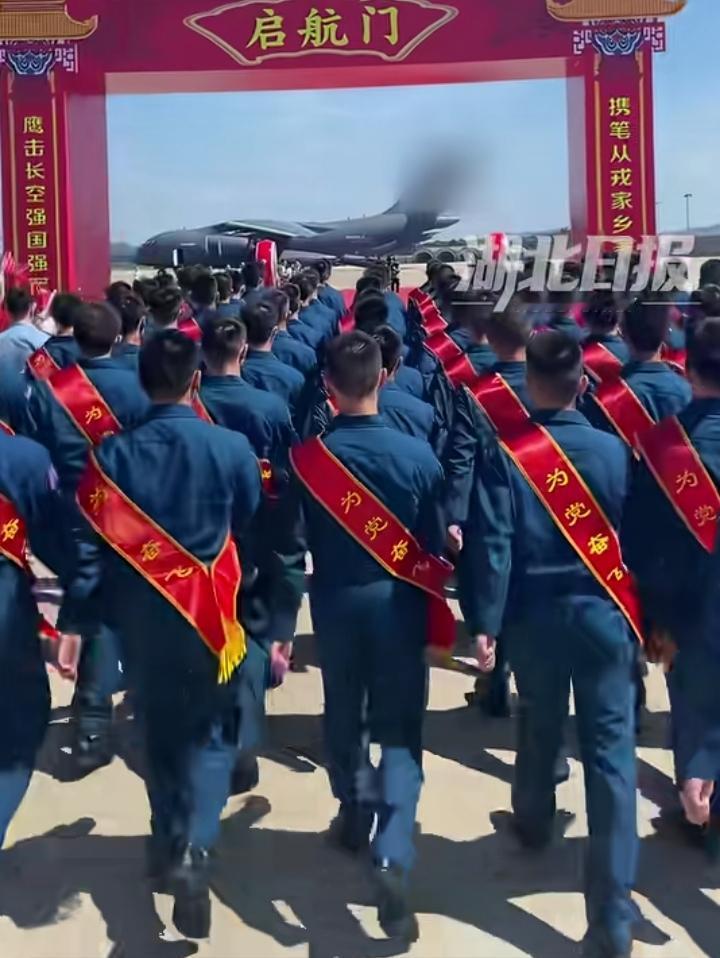 7月31日长沙，运-20B化身史上最硬核“校车”，搭载新生奔赴校园。战鼓声声，旌