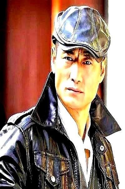 余则成的中山装，没一件是新的。
军统老档案写得明明白白：衣服要穿得比老百姓还瘪。