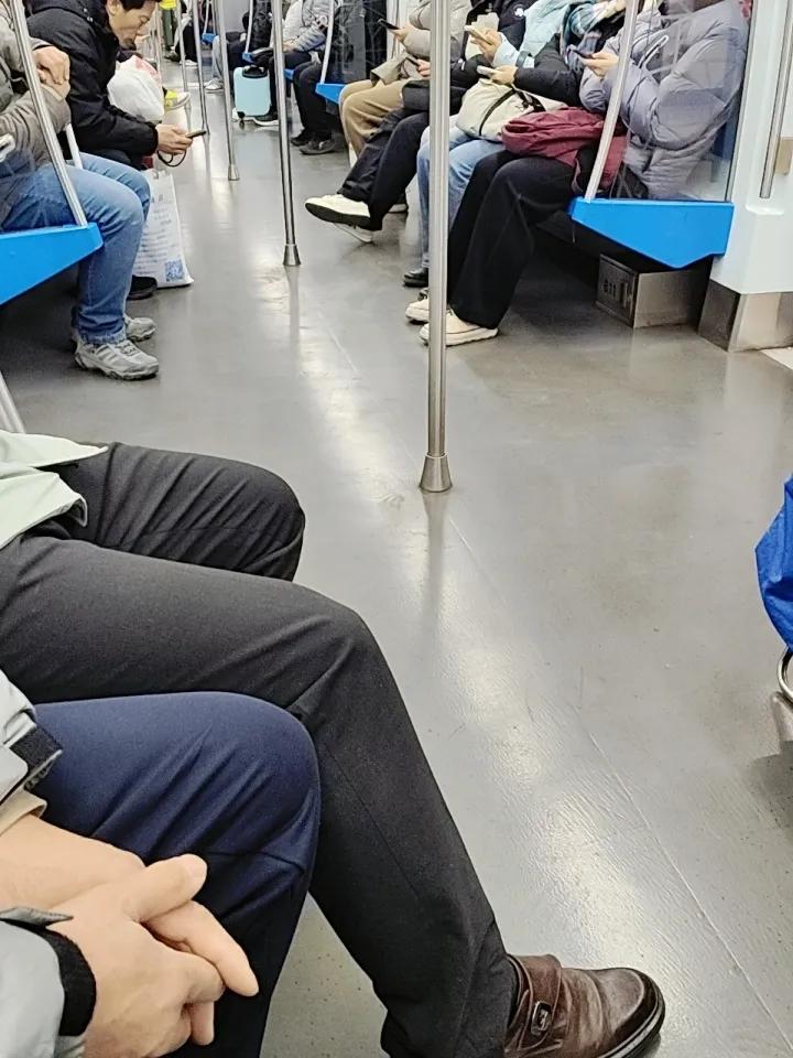 集卡领红包放假前的最后一个工作日，大街上人流明显少了很多，地铁也不是大拥挤了。友